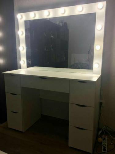 Гримерный стол стол визажиста зеркало с лампами