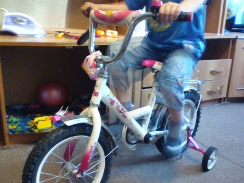  Четырёх колёсный велосипед бело розового цвета