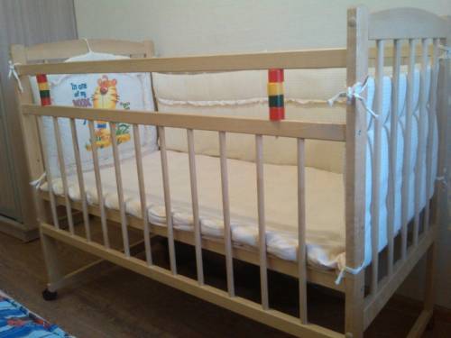 Детская кроватка с бортиками