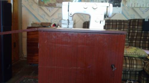 Советская швейная машинка “Чайка“