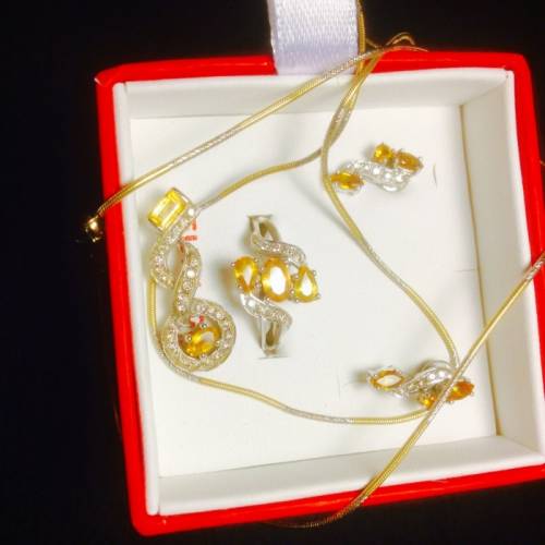 Комплект из золота с бриллиантами