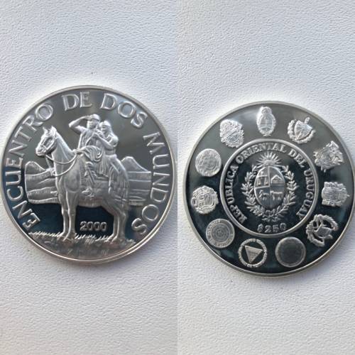 Продам серебряные монеты в футляре Республики Уругвай
