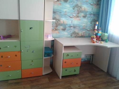 Продаю очень дешево  детскую стенку с письменным столом в идеальном состоянии