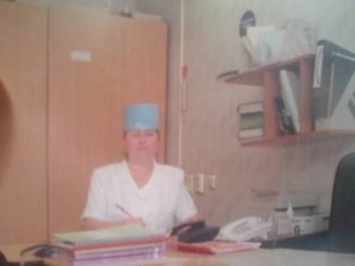 Опытная медицинская сестра оказывает услуги сиделки