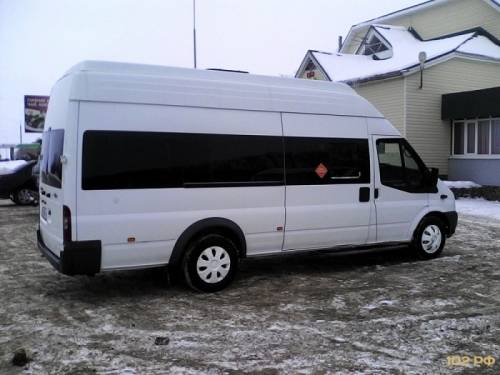 Водитель со своим микроавтобусом Ford Transit межгород