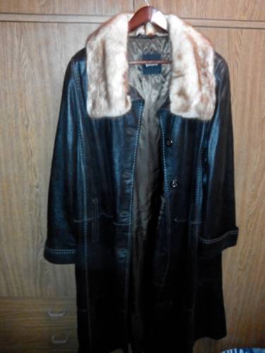 Женское кожанное пальто с норковым воротником
