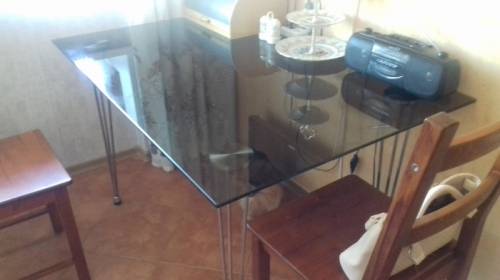 Продаю стол стеклянной столешницей (120 х 80) на металлических ножках. 