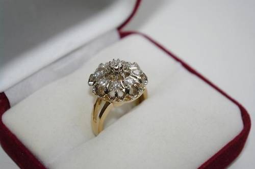 Продаётся кольцо с бриллиантами