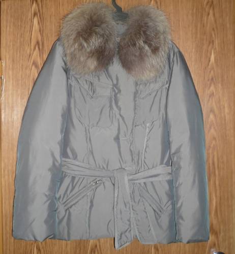 Продам куртку-пуховик с воротником из натурального енота