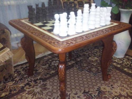 Шахматный столик и шахматы (фигуры резьба по дереву)