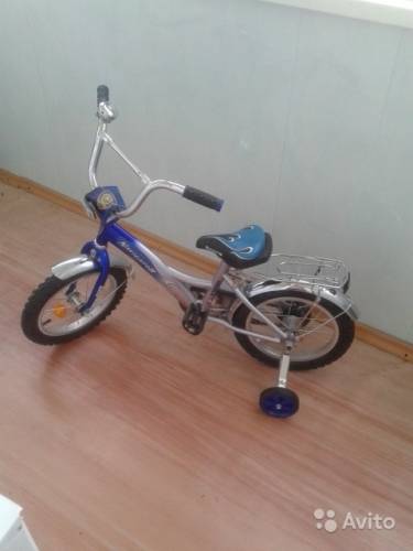 детский велосипед синего цвета