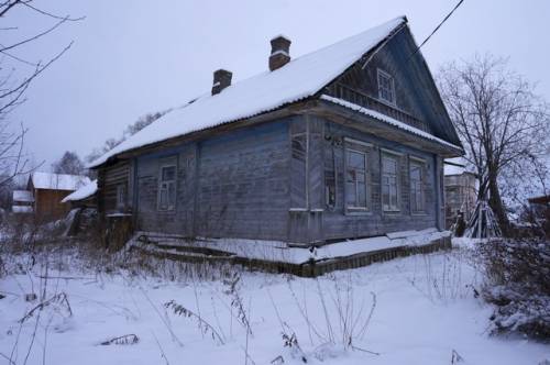 Дом, в жилой деревне, на берегу Волги,