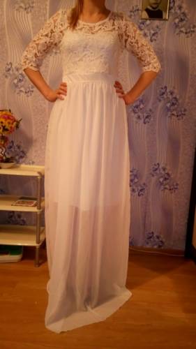 Женское белое платье.