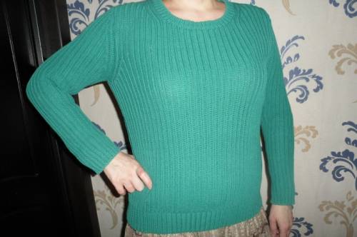 Зеленый вязанный свитер
