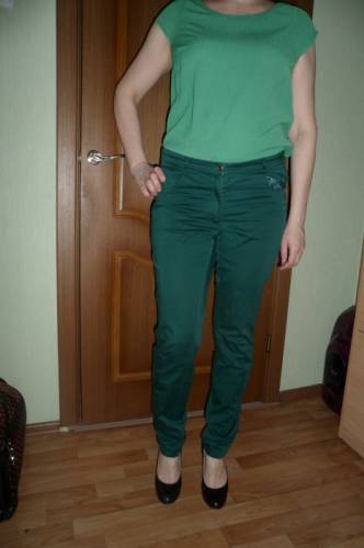 Зеленые джинсовые брюки