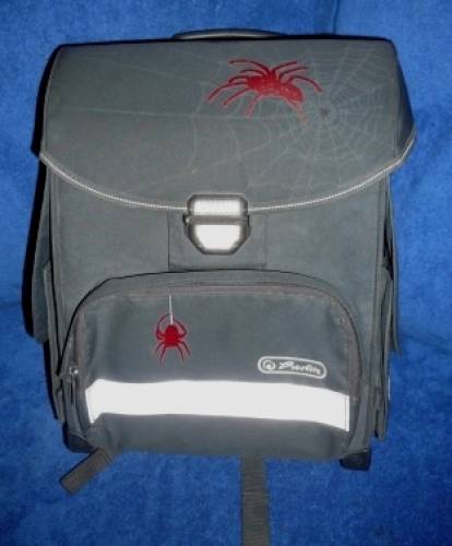 Ранец фирменный  для школы с ортопедической спинкой с пауками.
