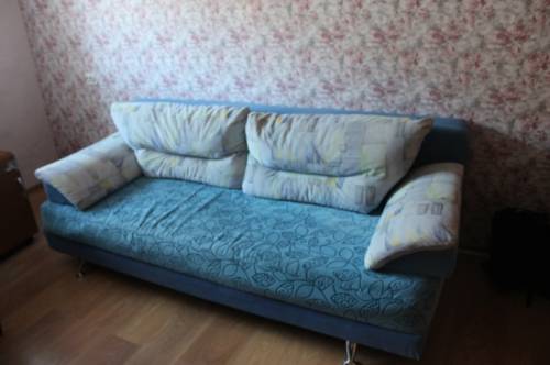 мягкий диван с подушками