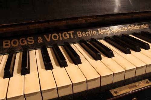 Антикварное пианино Kaiserl. Oesterr. u. BERLIN, Konigl. Spanische Hoflieranten