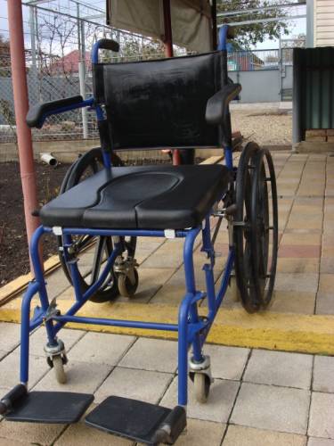 медицинское кресло-каталка для инвалида