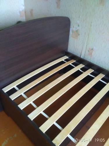 продам кровать деревянную коричневого цвета