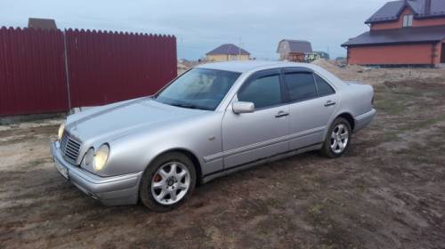  › Модель ­ Mercedes-Benz E220