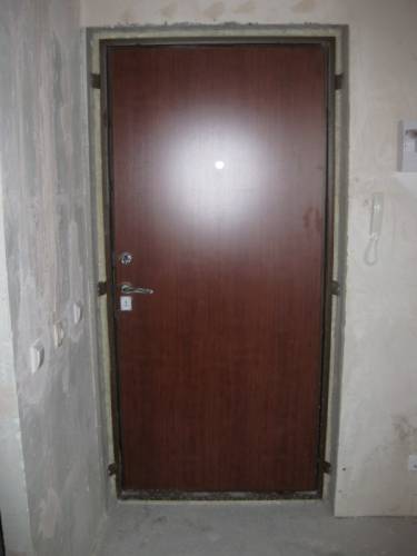 Продам входную железную дверь Россия (1,5 мм) железа