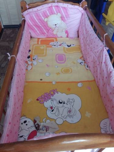 Кроватка детская  с матрасом и бордюрами