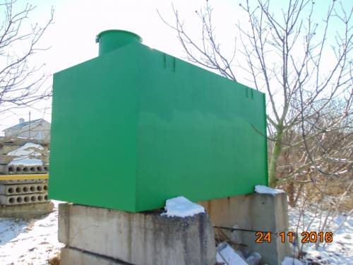 Бак для воды металлический   бетонные блоки