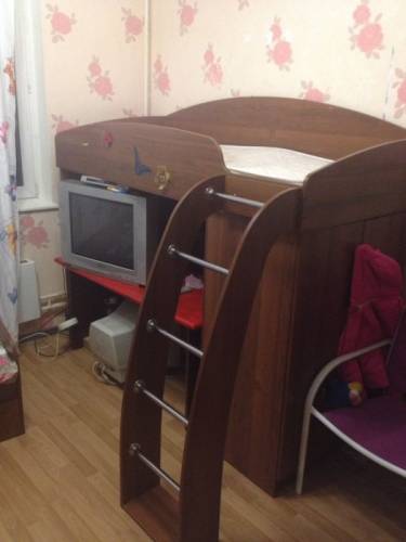 Срочно!!! Продам двухъярусную детскую кровать со встроенным шкафом для вещей