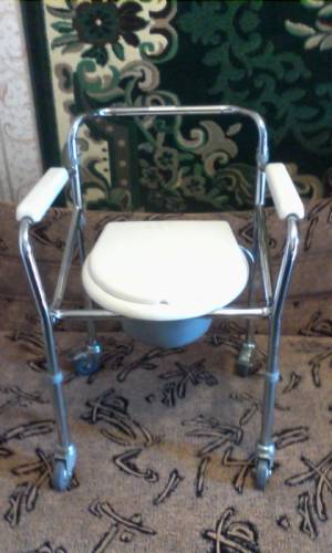 гигиеническое стул -кресло на колесиках