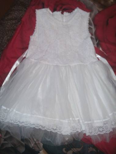 Белое праздничное платье  
