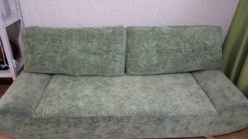 Продам зеленый диван 